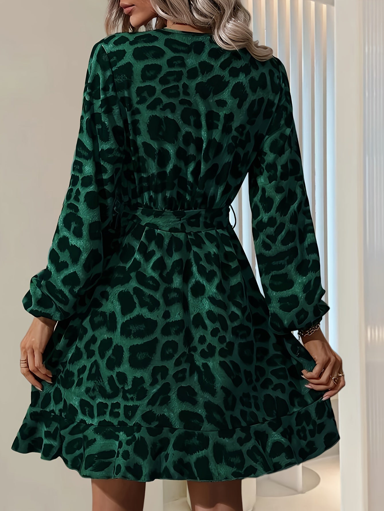 Robe Portefeuille Léopard | Col en V | Audacieuse et Féminine