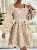 Robe Courte Fleurie Texturée | Beige | Élégance Romantique et Féminine
