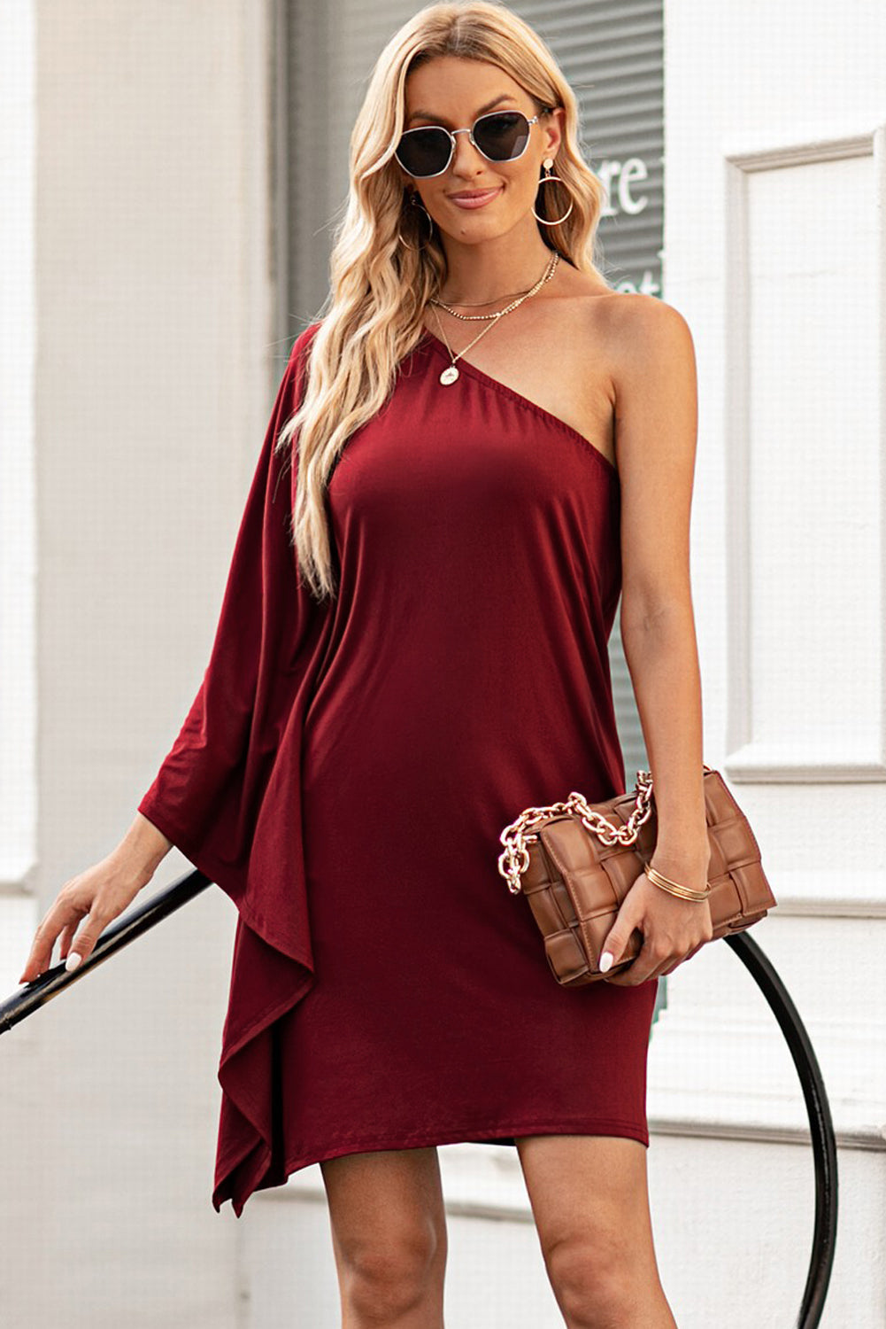 Robe Courte Asymétrique à Une Manche | Chic Moderne | Glamour Minimaliste