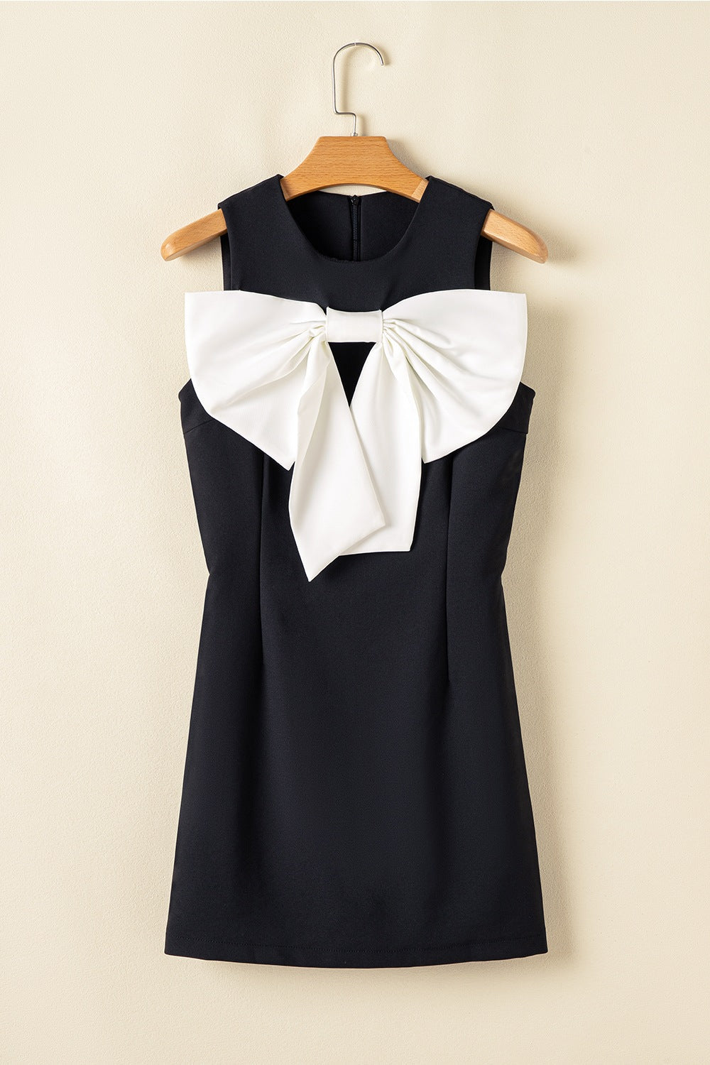 Robe Courte avec Nœud | Contraste Chic | Élégante & Audacieuse