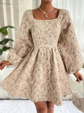Robe Courte Fleurie Texturée | Beige | Élégance Romantique et Féminine