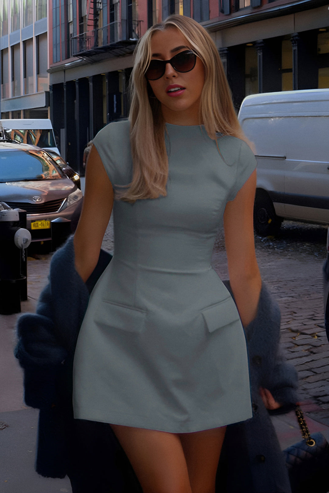 Robe Courte Élégante | Col Haut & Manches Courtes | Chic & Intemporelle