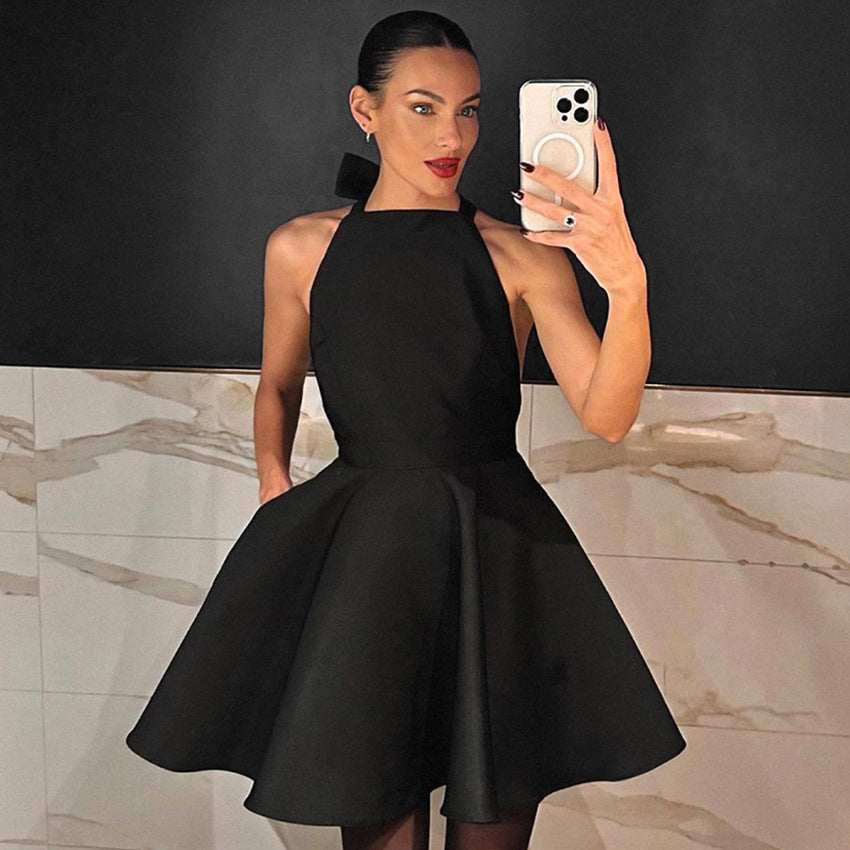 Robe Courte Évasée à Col Halter | Élégante | Structurée et Féminine
