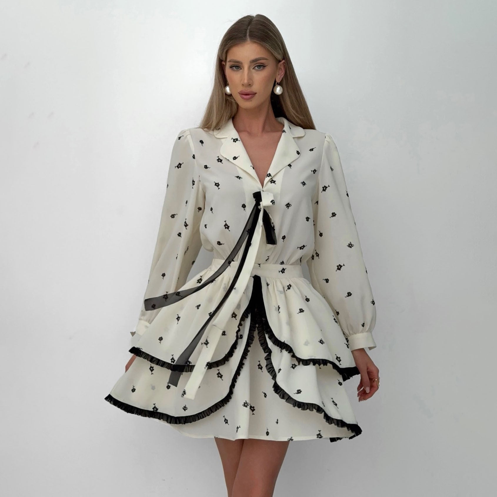 Robe Courte à Volants et Nœud Manches Longues | Élégante | Sophistication Enjouée