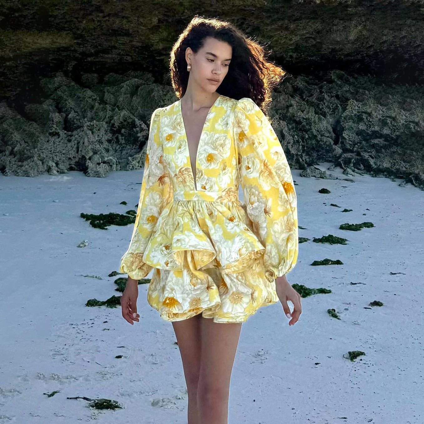 Robe Courte à Volants Fleuris | Volume Léger | Audacieuse & Romantique