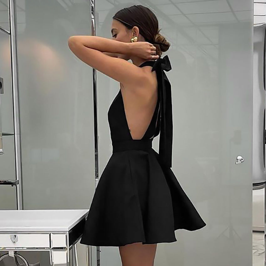 Robe Courte Évasée à Col Halter | Élégante | Structurée et Féminine