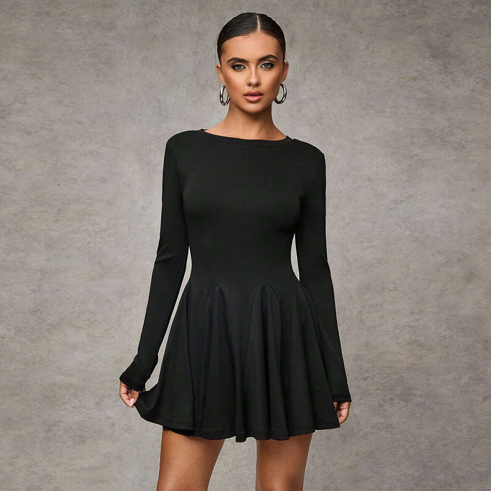 Robe courte évasée à manches longues | Noire | Minimalisme chic et silhouette féminine