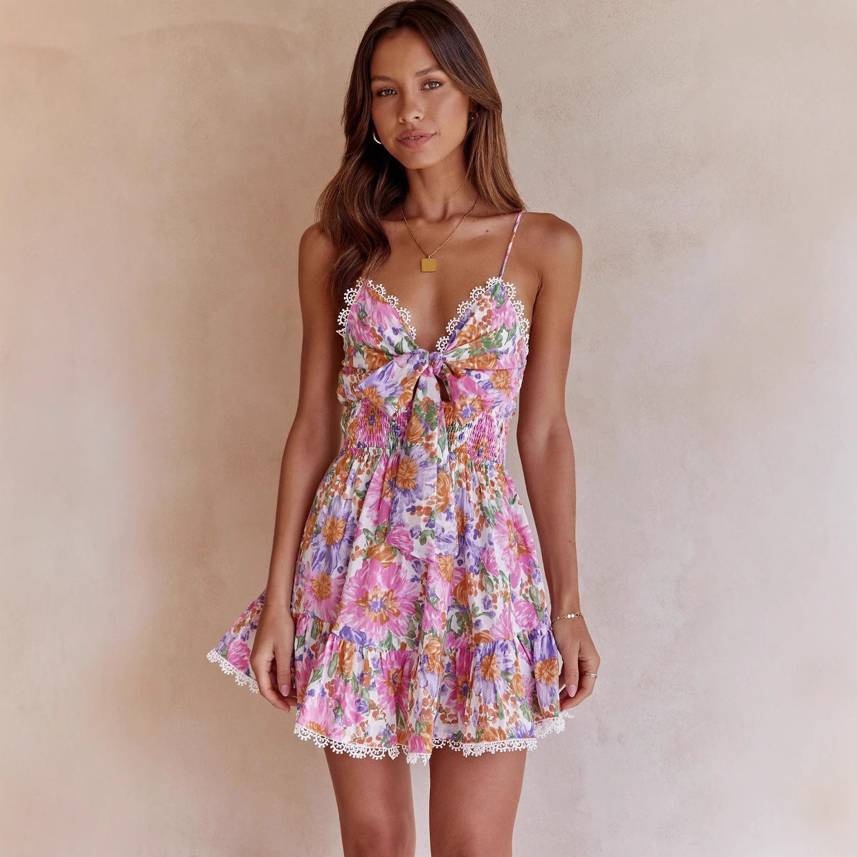 Robe Courte à Fleurs et Nœud | Bordure Dentelle | Éclat Romantique Estival