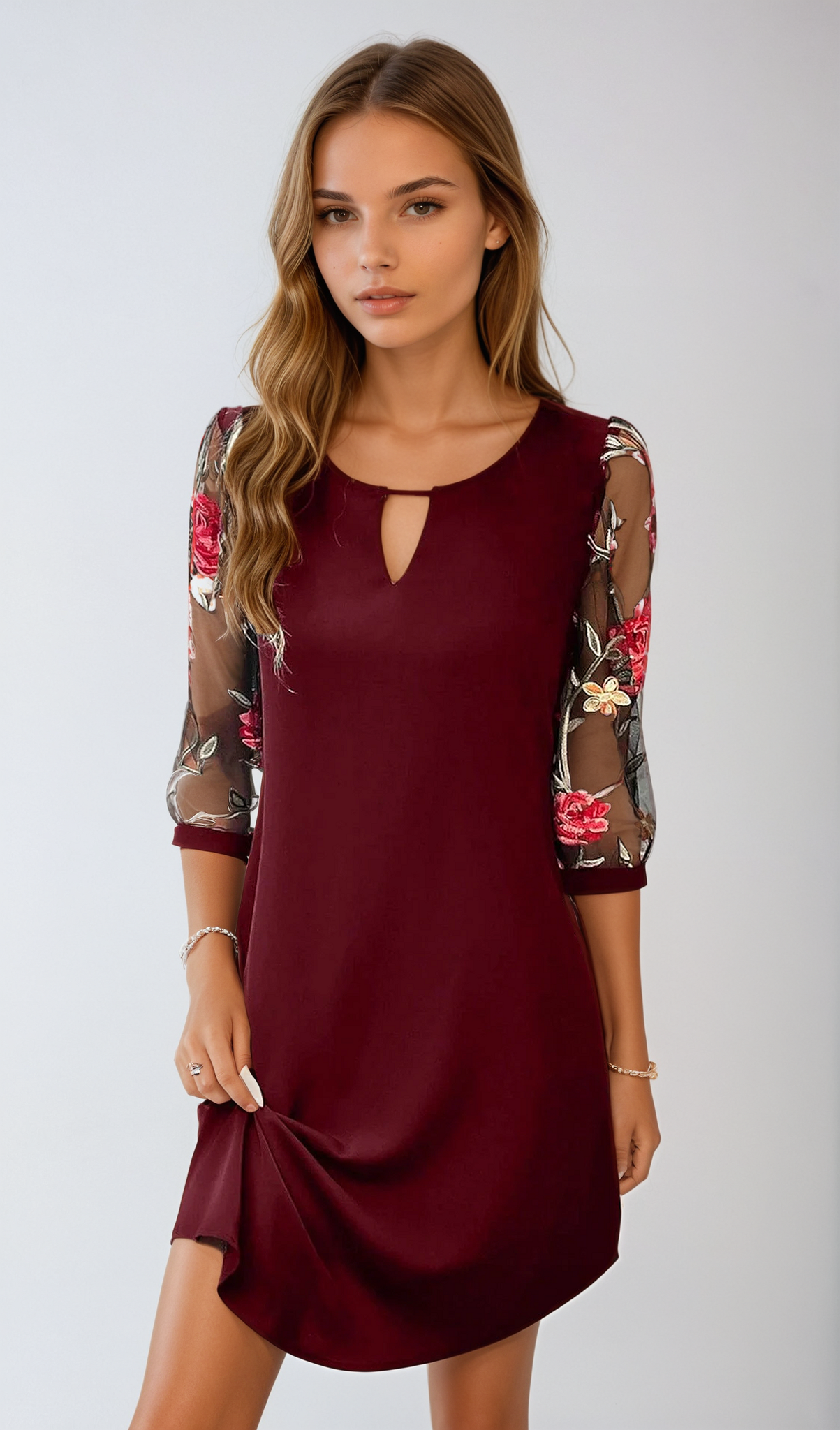 Robe Courte à Manches Brodées | Élégante | Chic & Féminine