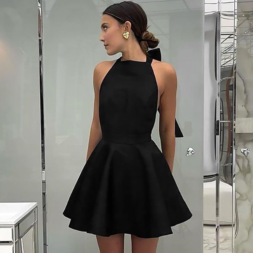 Robe Courte Évasée à Col Halter | Élégante | Structurée et Féminine