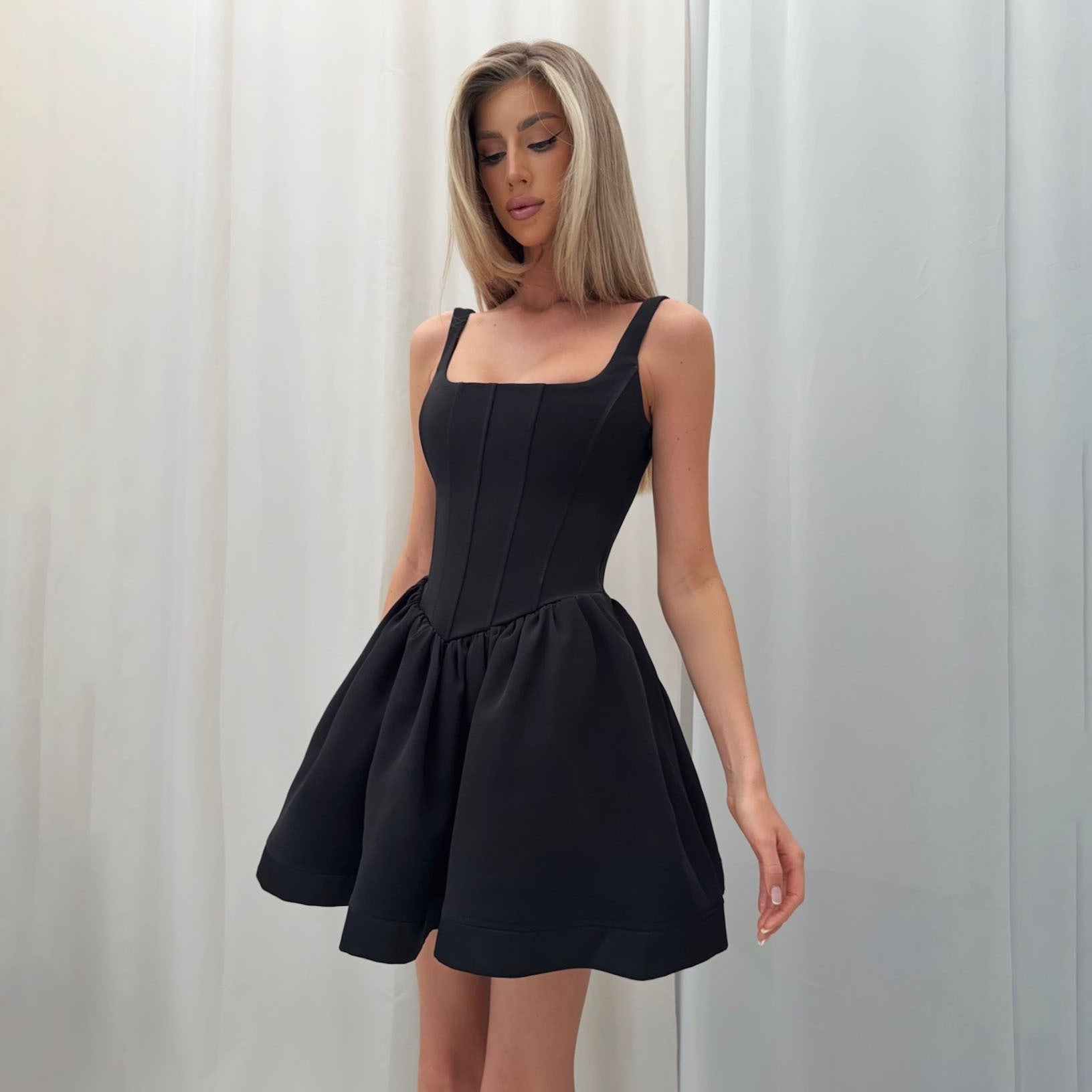 Robe Courte Structurée Évasée | Corsage Sculpté | Élégance Affirmée
