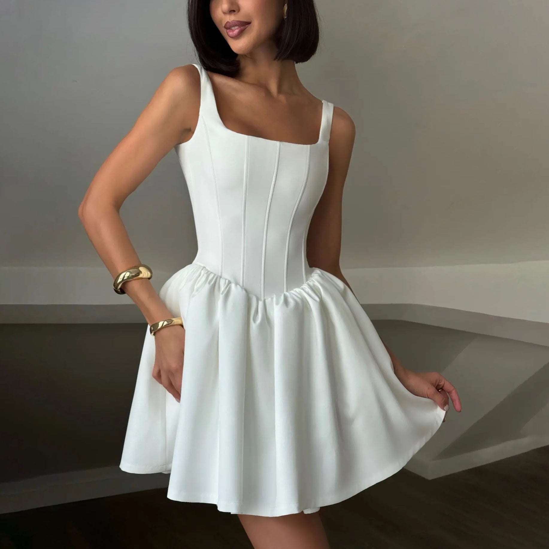 Robe Courte Structurée Évasée | Corsage Sculpté | Élégance Affirmée