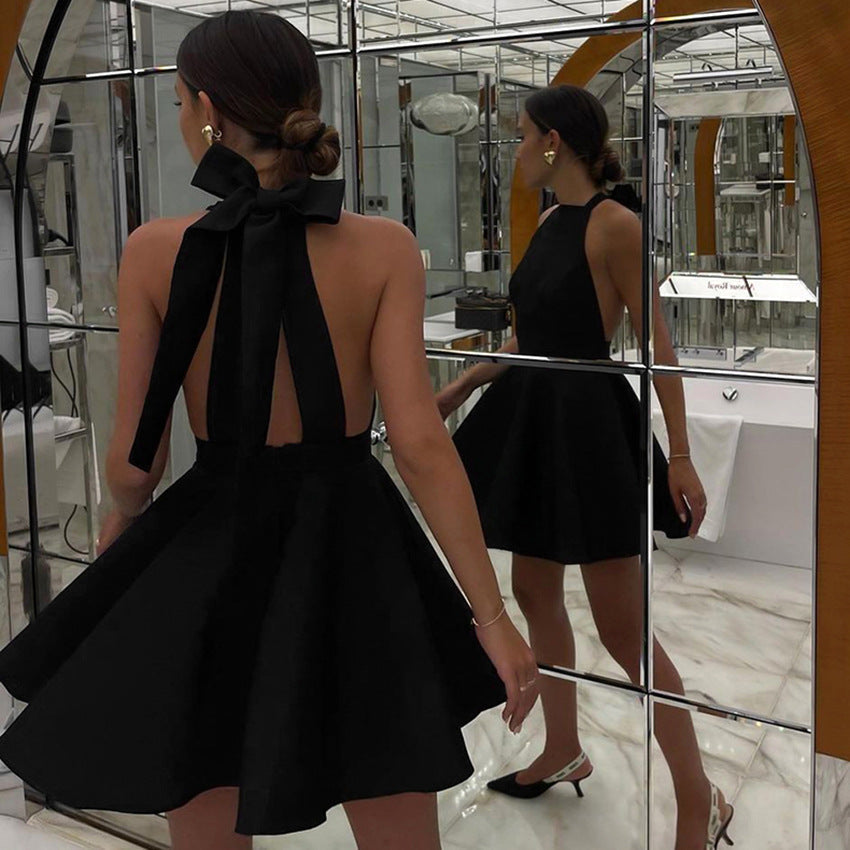 Robe Courte Évasée à Col Halter | Élégante | Structurée et Féminine