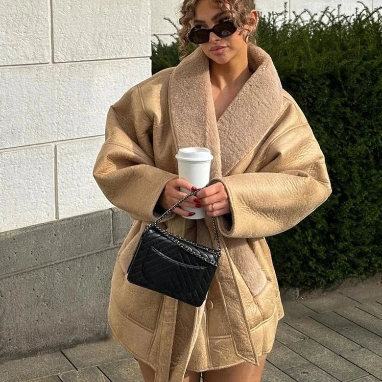 Veste Ceinturée en Fausse Peau de Mouton | Douce & Tendance | Parfaite pour l’Hiver et les Looks Urbains Chic