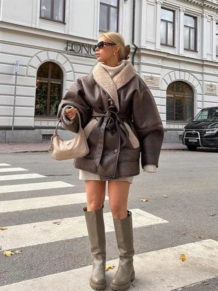 Veste Ceinturée en Fausse Peau de Mouton | Douce & Tendance | Parfaite pour l’Hiver et les Looks Urbains Chic
