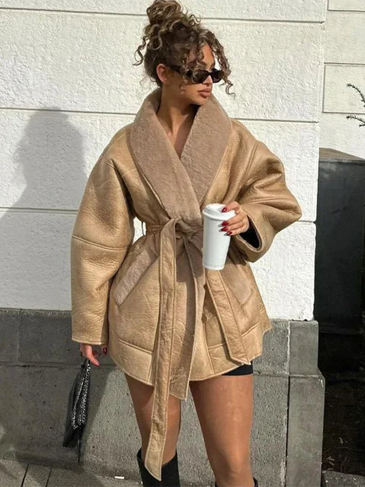 Veste Ceinturée en Fausse Peau de Mouton | Douce & Tendance | Parfaite pour l’Hiver et les Looks Urbains Chic
