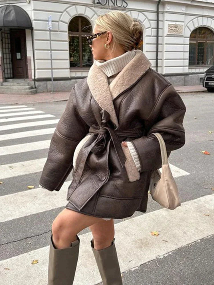 Veste Ceinturée en Fausse Peau de Mouton | Douce & Tendance | Parfaite pour l’Hiver et les Looks Urbains Chic
