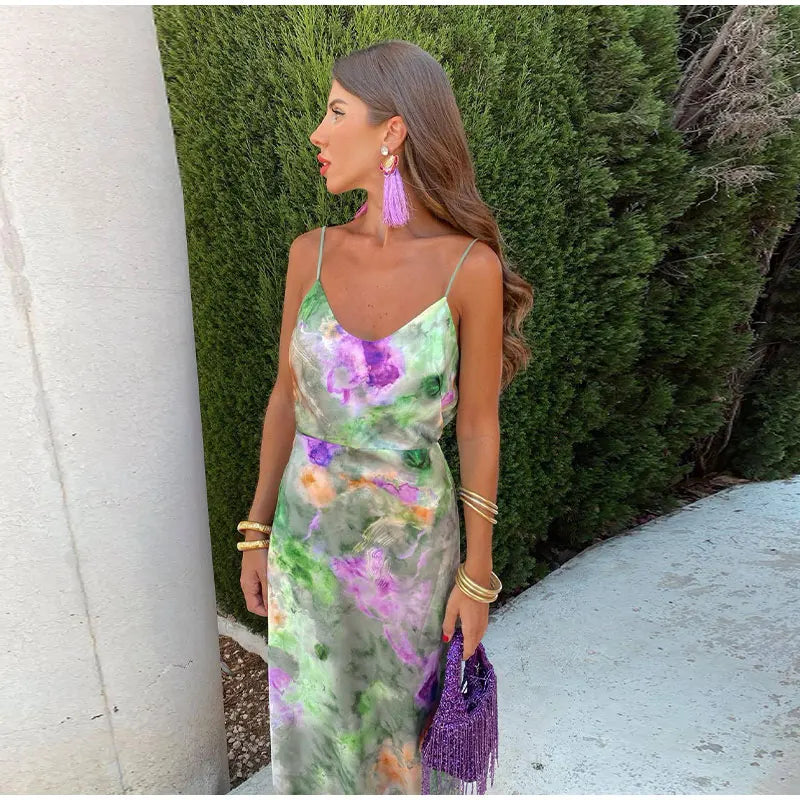 Robe Longue Satinée Fleurie avec Châle Coordonné | Rêve d’Été Élégant | Parfaite pour les Garden Parties et Soirées au Coucher du Soleil
