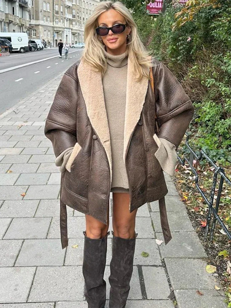 Veste Ceinturée en Fausse Peau de Mouton | Douce & Tendance | Parfaite pour l’Hiver et les Looks Urbains Chic