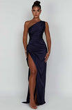 Robe Longue Satinée Asymétrique | Rouge | Glamour, Élégante et Audacieuse