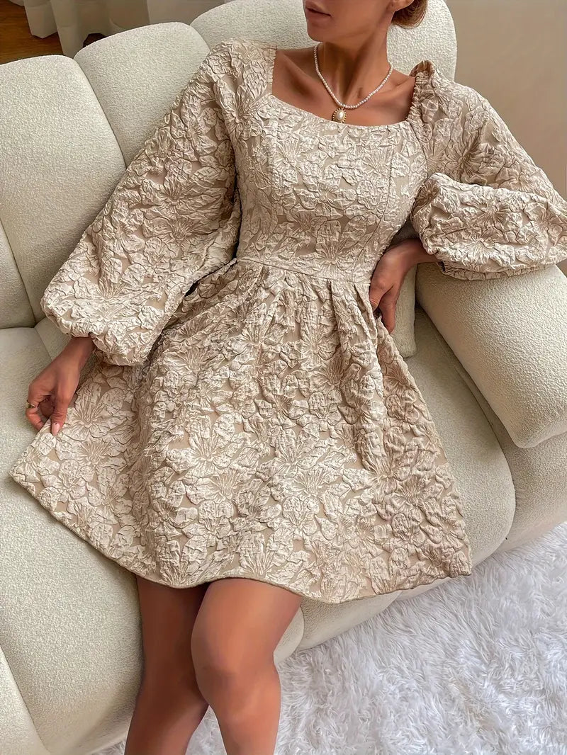 Robe Courte Fleurie Texturée | Beige | Élégance Romantique et Féminine