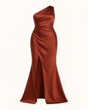 Robe Longue Satinée Asymétrique | Rouge | Glamour, Élégante et Audacieuse